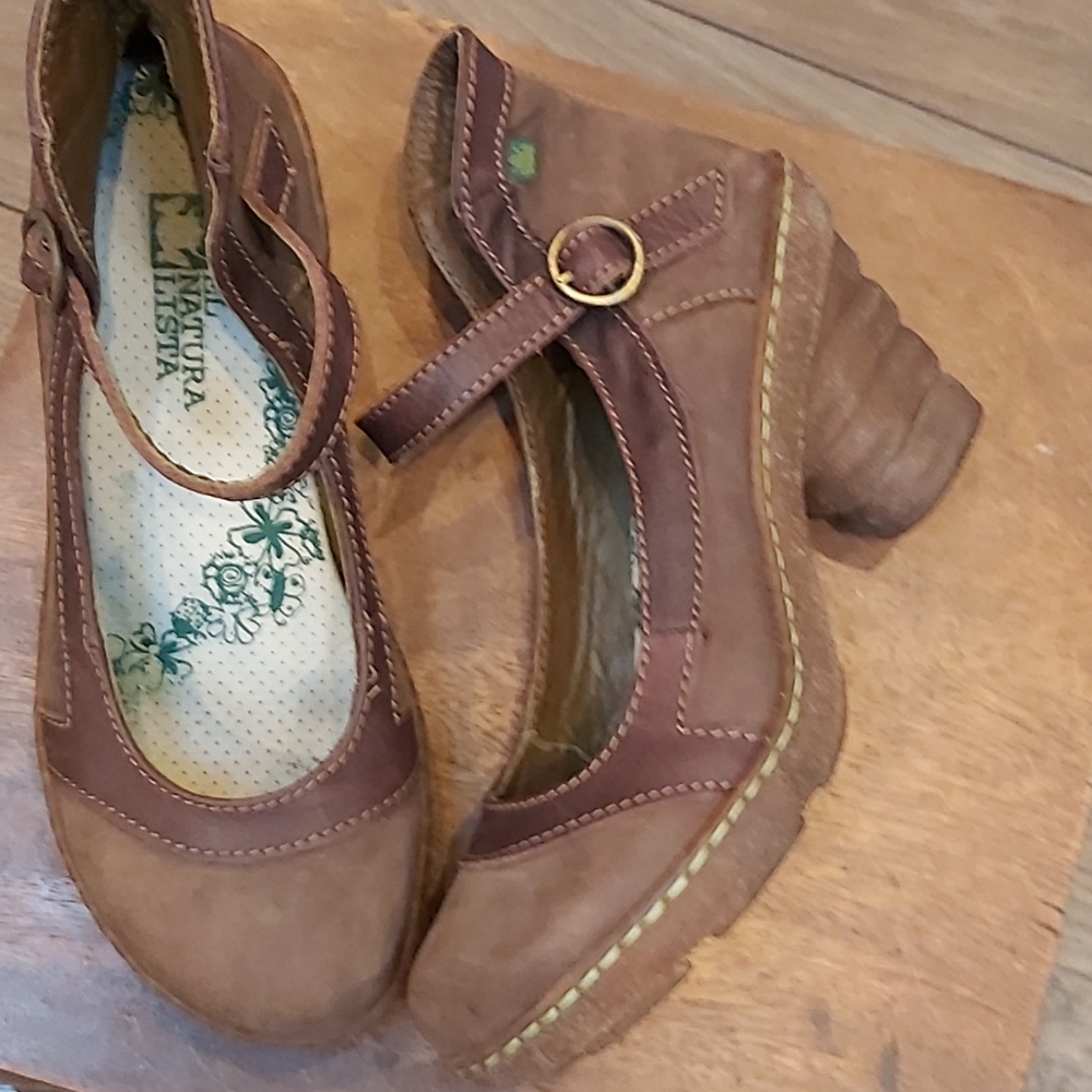 El Naturalista Ambar leather heels